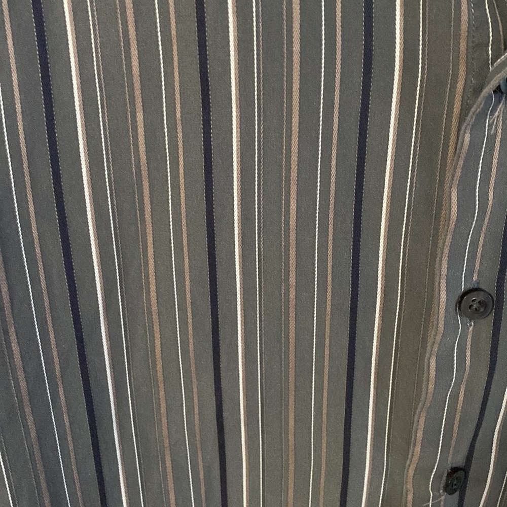A Gap premium button down shirt in XL - Picture 2 of 5